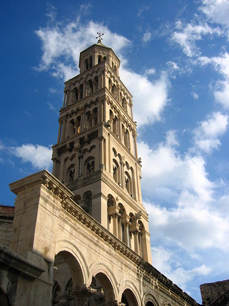 La imponente torre de la Catedral de Split